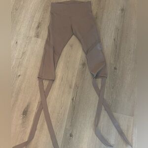 L’urv leggings in light grey/purple color - mid calf with tie embellishments - M